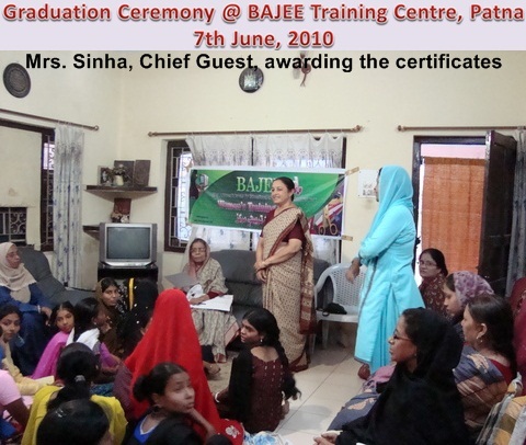 Mrs Pratibha Sinha ditsributing BAJEE certificates